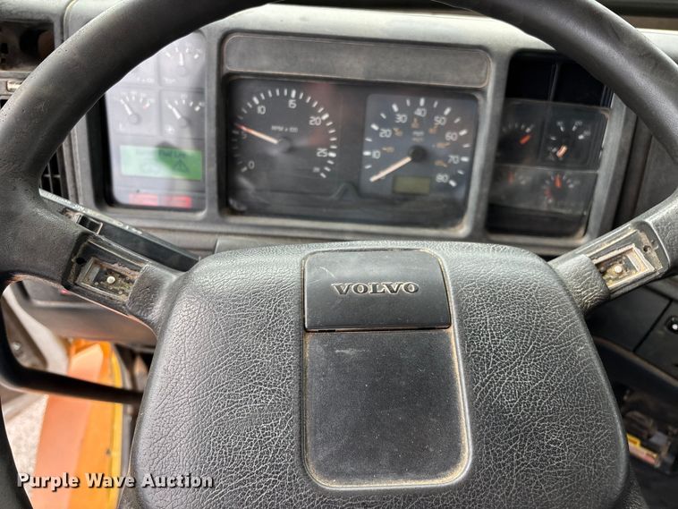 image for item EN5622 1998 Volvo VN dump truck