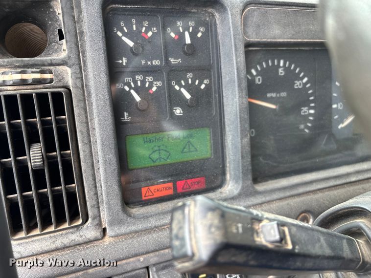 image for item EN5622 1998 Volvo VN dump truck