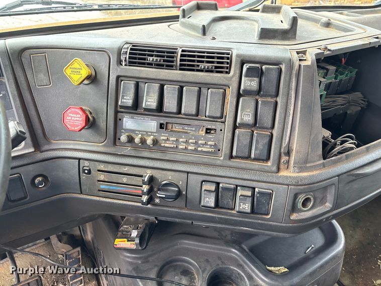 image for item EN5622 1998 Volvo VN dump truck