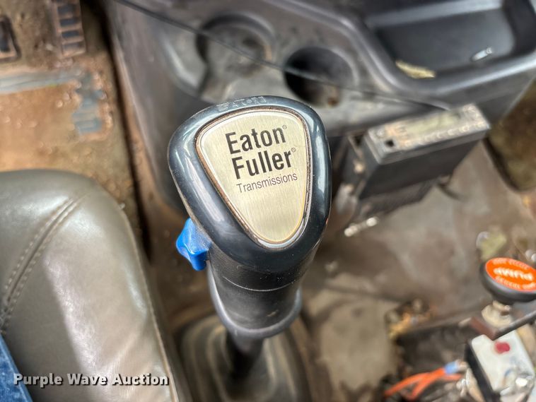 image for item EN5622 1998 Volvo VN dump truck