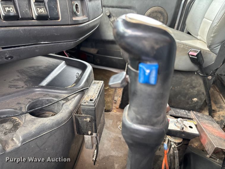 image for item EN5622 1998 Volvo VN dump truck