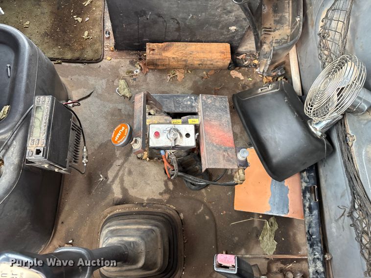 image for item EN5622 1998 Volvo VN dump truck