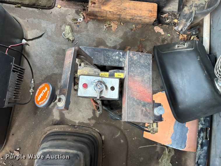 image for item EN5622 1998 Volvo VN dump truck