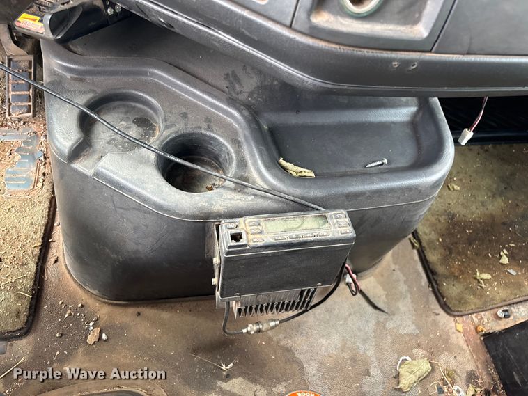 image for item EN5622 1998 Volvo VN dump truck