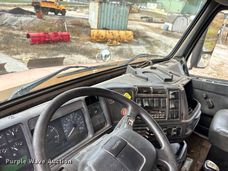image for item EN5622 1998 Volvo VN dump truck