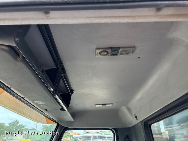 image for item EN5622 1998 Volvo VN dump truck