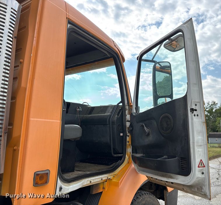 image for item EN5622 1998 Volvo VN dump truck