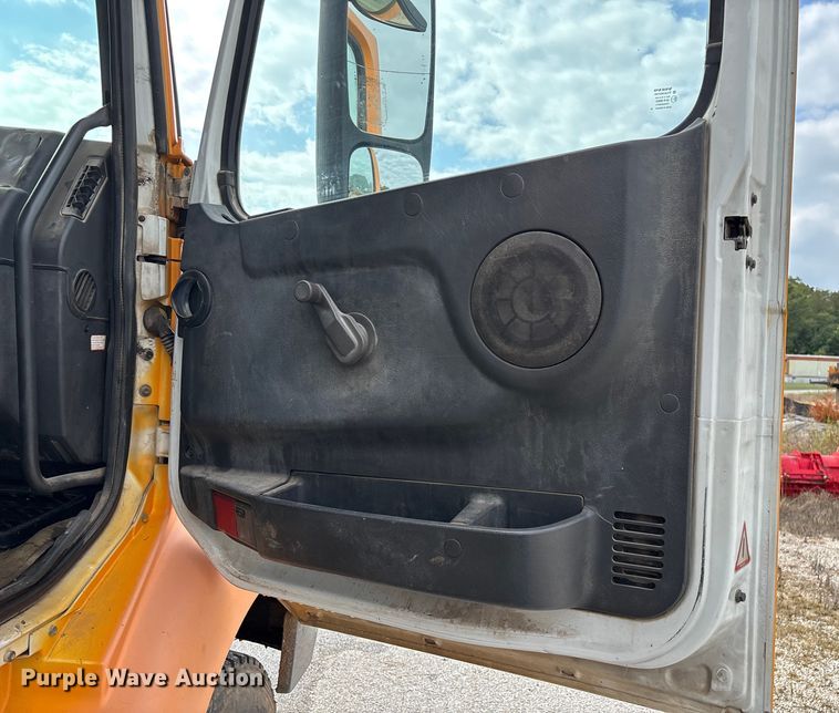 image for item EN5622 1998 Volvo VN dump truck