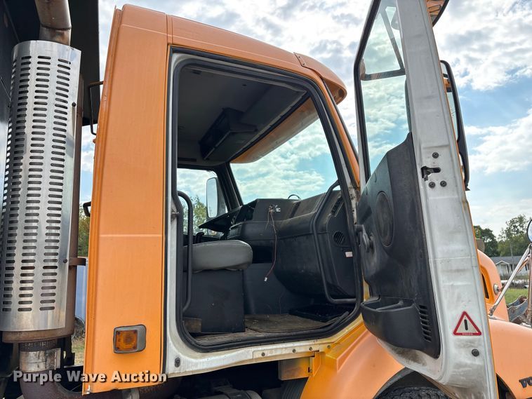 image for item EN5622 1998 Volvo VN dump truck