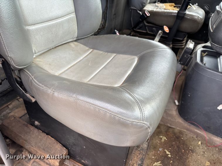 image for item EN5622 1998 Volvo VN dump truck