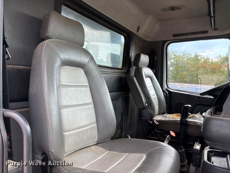 image for item EN5622 1998 Volvo VN dump truck