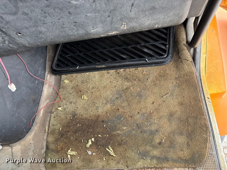 image for item EN5622 1998 Volvo VN dump truck