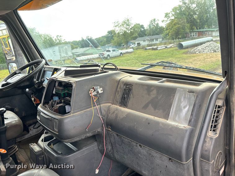 image for item EN5622 1998 Volvo VN dump truck