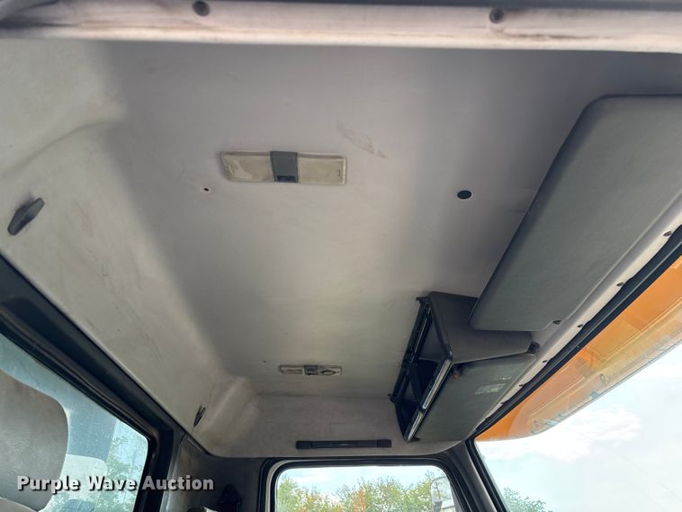 image for item EN5622 1998 Volvo VN dump truck