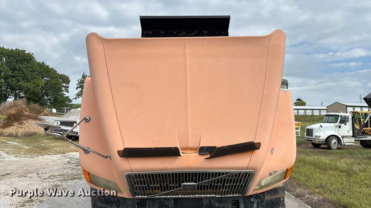 image for item EN5622 1998 Volvo VN dump truck