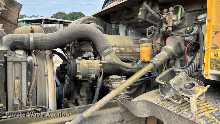 image for item EN5622 1998 Volvo VN dump truck