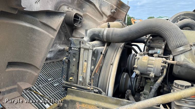 image for item EN5622 1998 Volvo VN dump truck