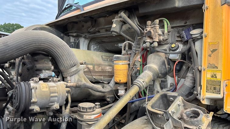 image for item EN5622 1998 Volvo VN dump truck