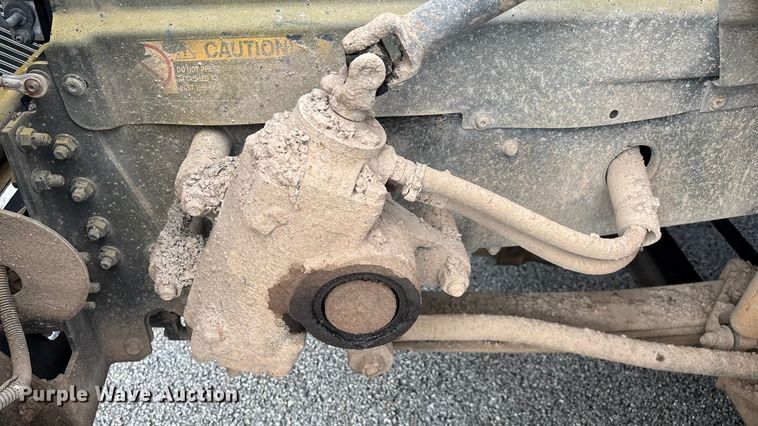 image for item EN5622 1998 Volvo VN dump truck