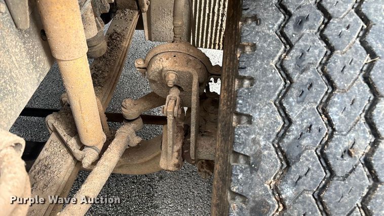 image for item EN5622 1998 Volvo VN dump truck