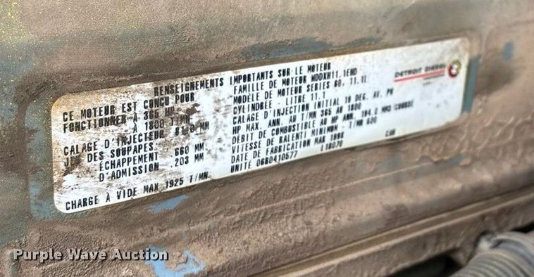 image for item EN5622 1998 Volvo VN dump truck