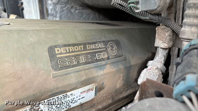 image for item EN5622 1998 Volvo VN dump truck