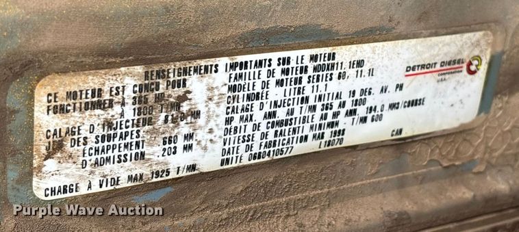 image for item EN5622 1998 Volvo VN dump truck