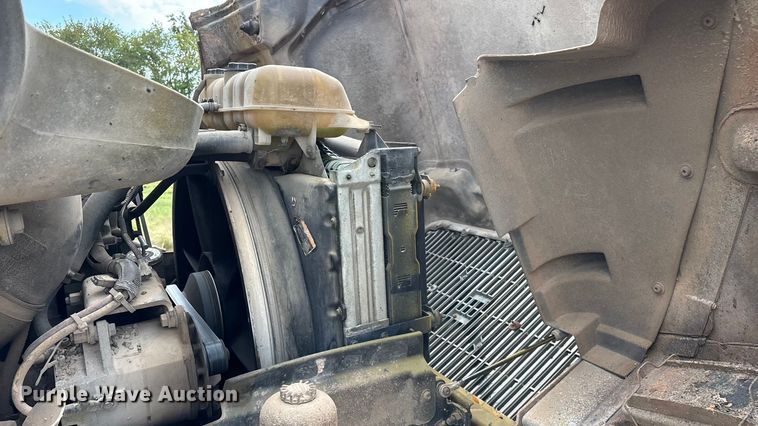 image for item EN5622 1998 Volvo VN dump truck