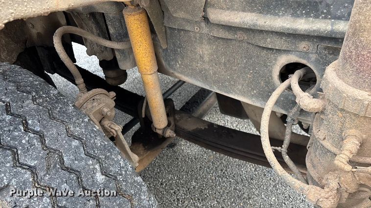 image for item EN5622 1998 Volvo VN dump truck