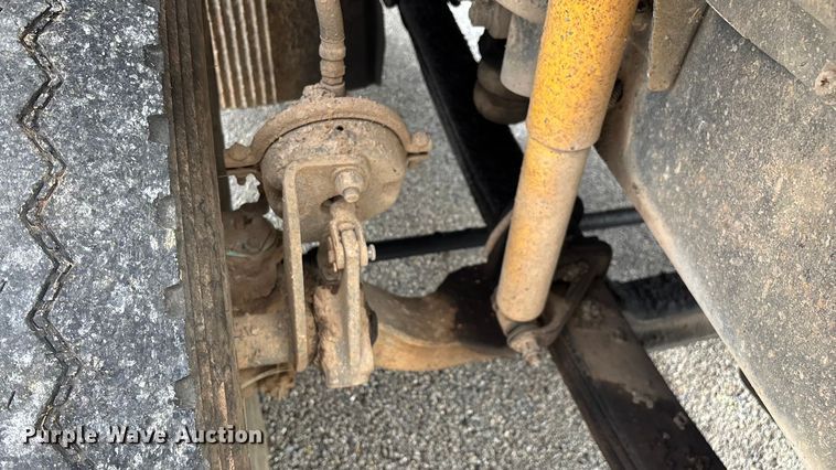 image for item EN5622 1998 Volvo VN dump truck