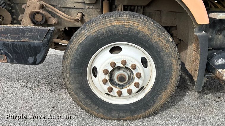 image for item EN5622 1998 Volvo VN dump truck