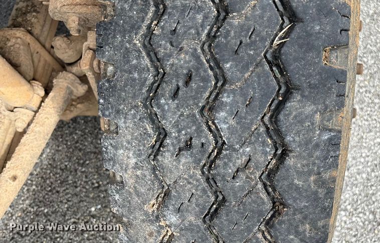 image for item EN5622 1998 Volvo VN dump truck