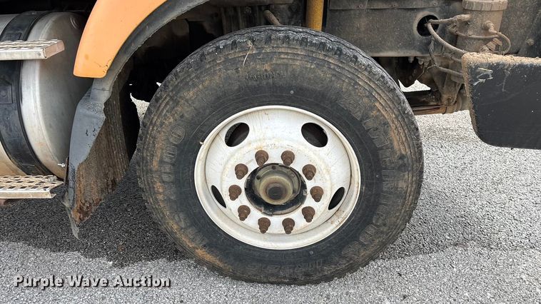 image for item EN5622 1998 Volvo VN dump truck