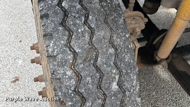 image for item EN5622 1998 Volvo VN dump truck