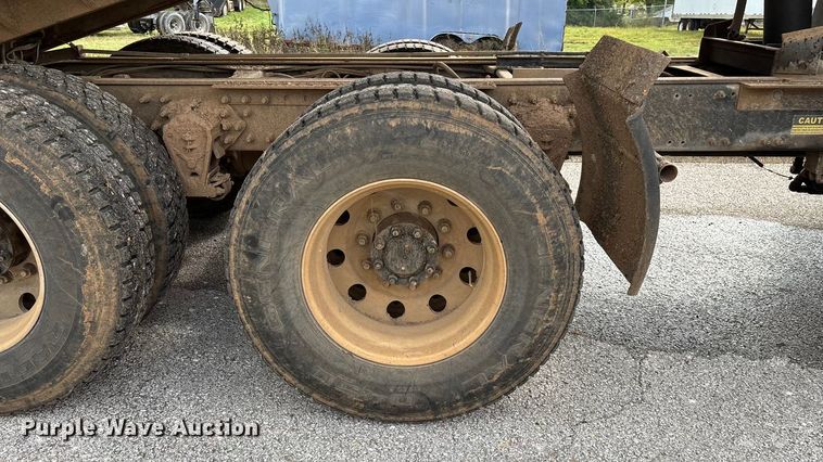 image for item EN5622 1998 Volvo VN dump truck