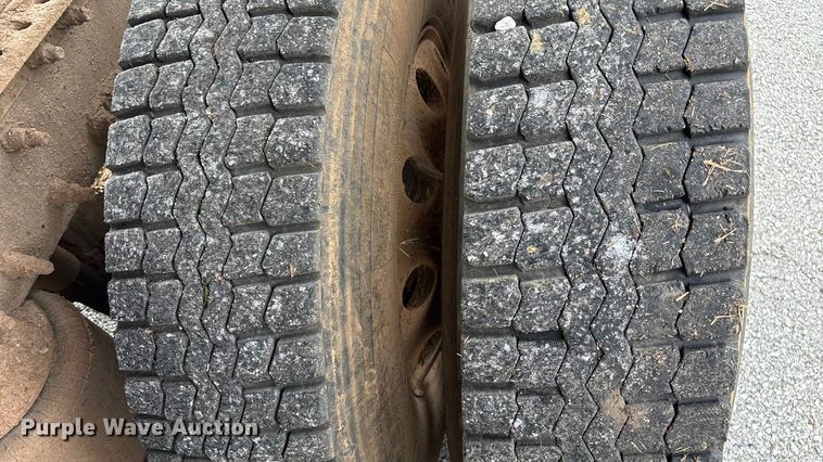 image for item EN5622 1998 Volvo VN dump truck