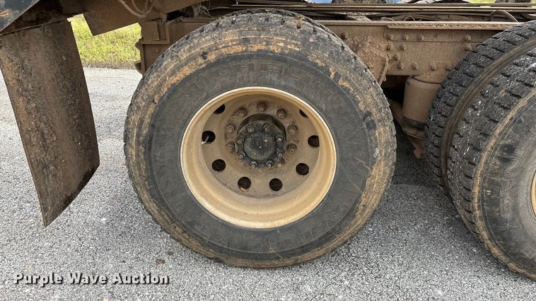 image for item EN5622 1998 Volvo VN dump truck