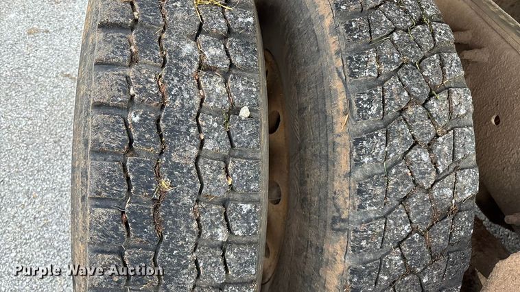 image for item EN5622 1998 Volvo VN dump truck