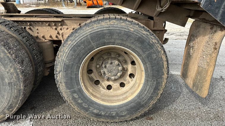 image for item EN5622 1998 Volvo VN dump truck