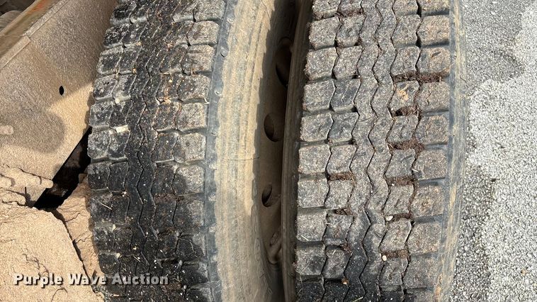 image for item EN5622 1998 Volvo VN dump truck