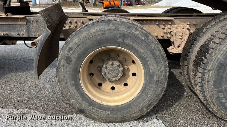 image for item EN5622 1998 Volvo VN dump truck