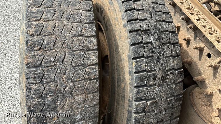 image for item EN5622 1998 Volvo VN dump truck