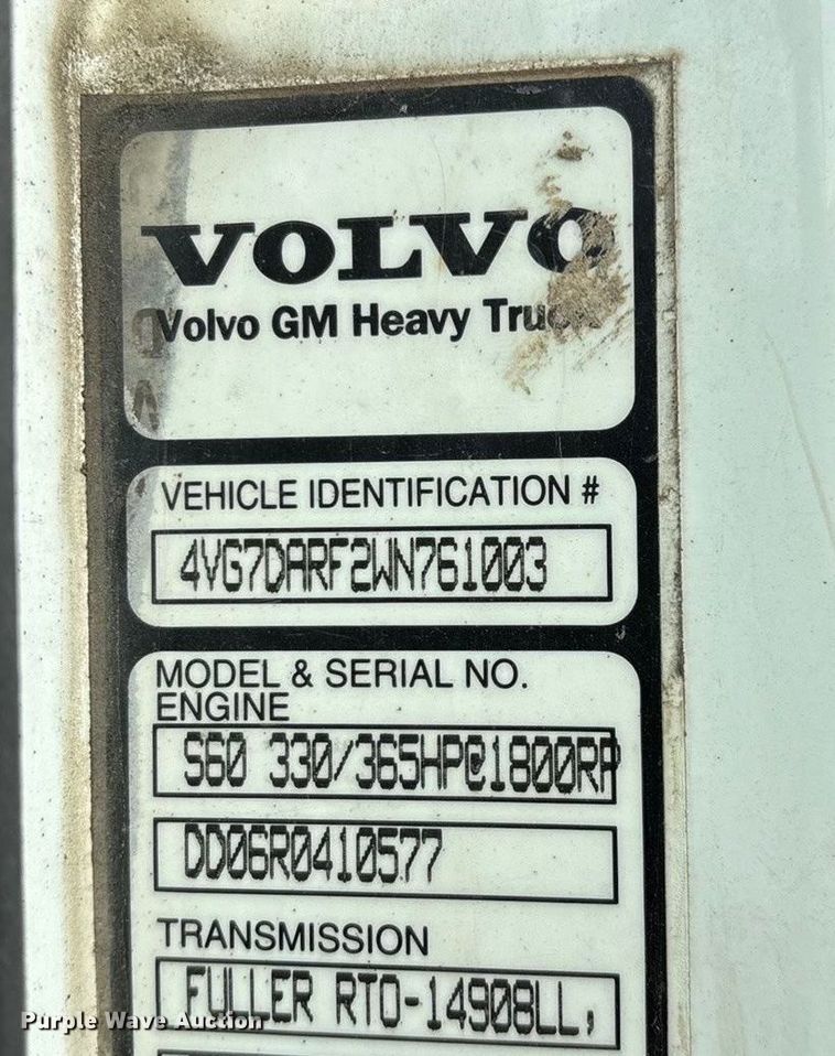 image for item EN5622 1998 Volvo VN dump truck