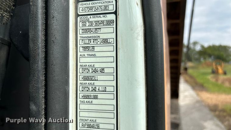 image for item EN5622 1998 Volvo VN dump truck