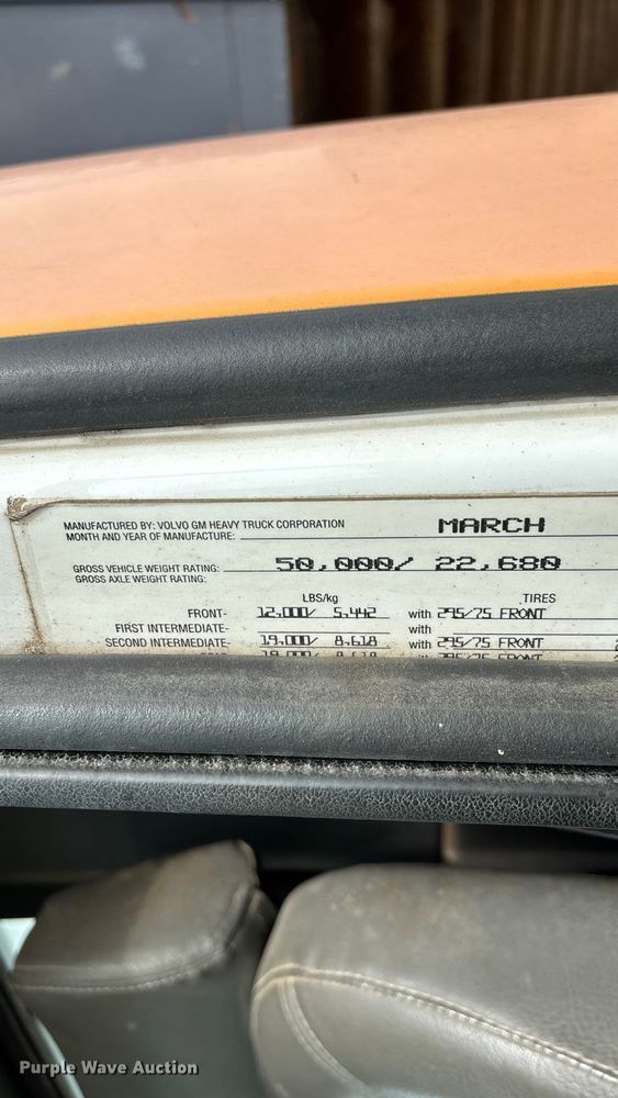 image for item EN5622 1998 Volvo VN dump truck