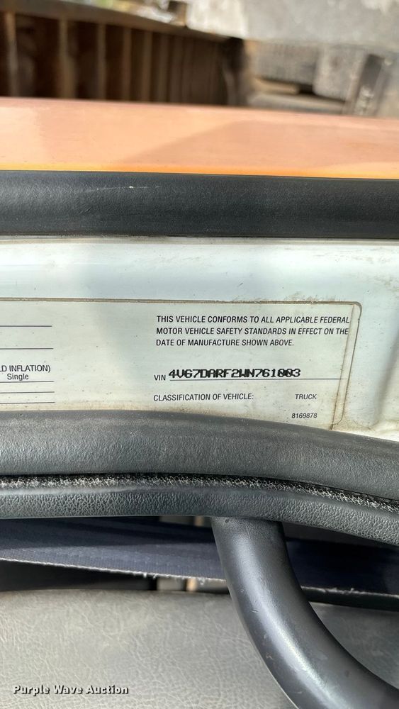 image for item EN5622 1998 Volvo VN dump truck