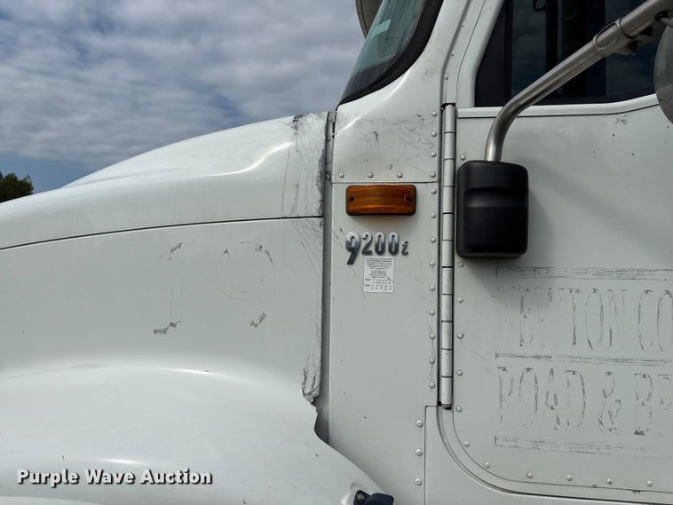 image for item EN5624 2009 International 9200i dump truck