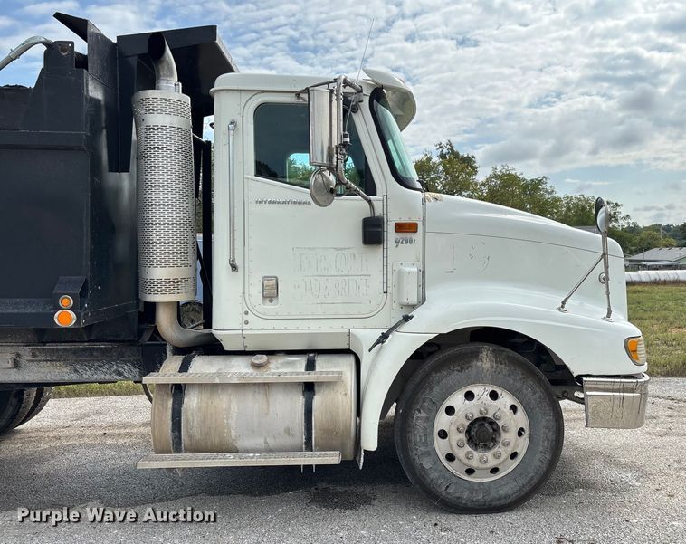 image for item EN5624 2009 International 9200i dump truck