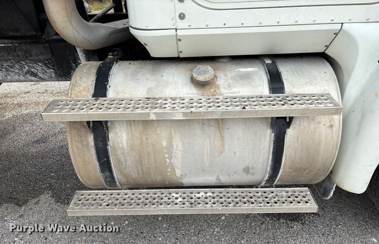 image for item EN5624 2009 International 9200i dump truck