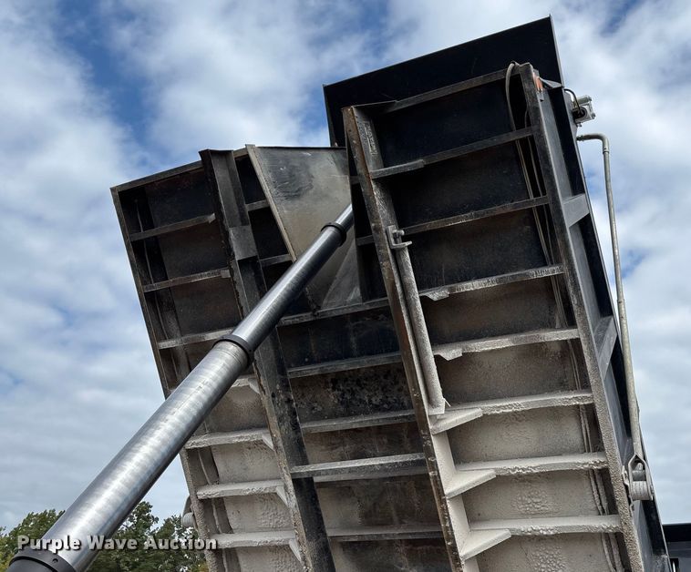 image for item EN5624 2009 International 9200i dump truck